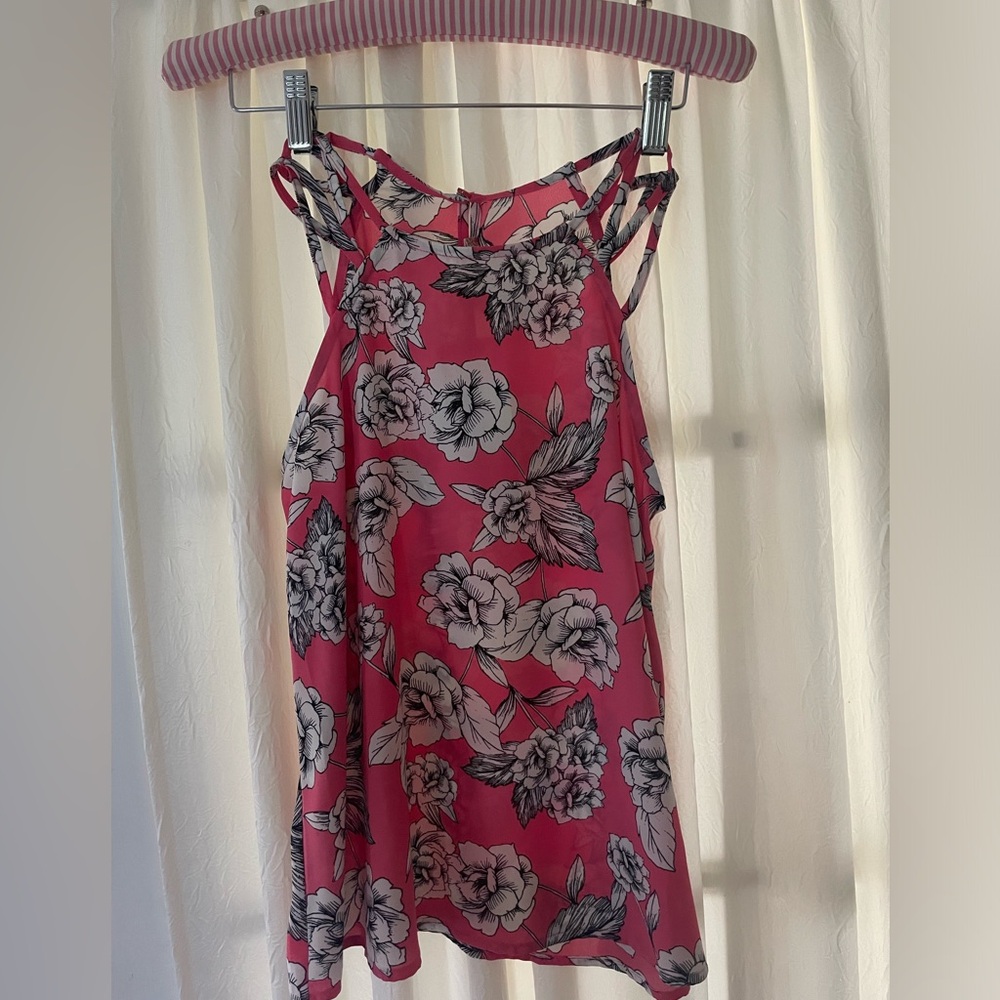 Sleeveless women’s blouse